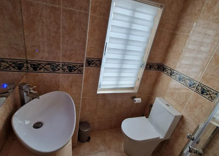 Luxury Family Homes L *